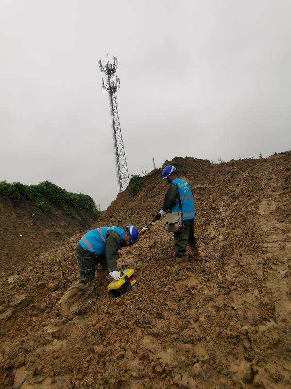 防汛硬仗中的通信守護(hù)者——記通信設(shè)備修理員在抗洪一線(xiàn)的堅(jiān)守